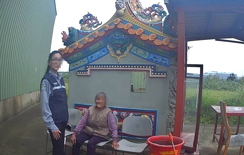 8旬失智婦呆坐土地公廟前-大園警助母子團圓 