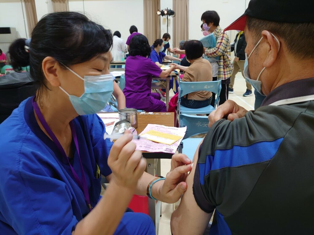 降低重症及死亡風險-桃市加開26場新冠xbb疫苗接種站