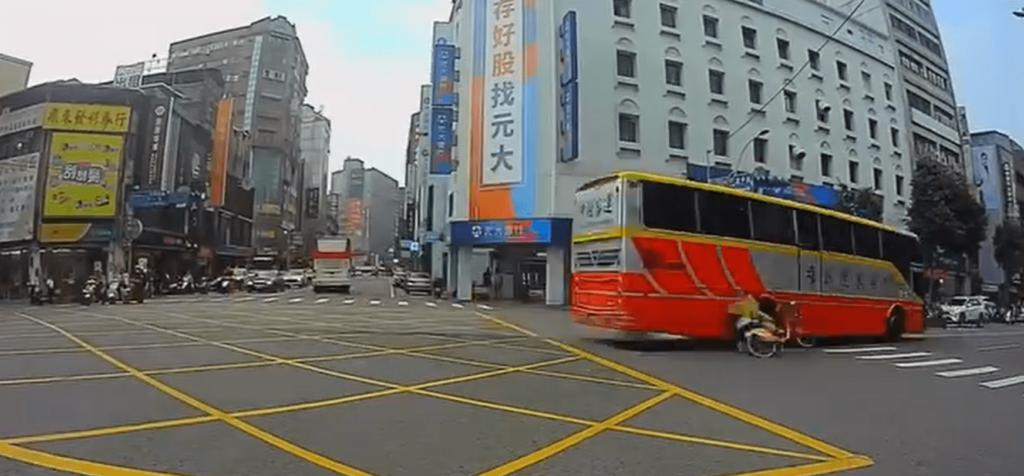【有片】危險！公車搶黃燈-高中生騎youbike遭擦撞