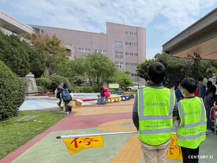 21世紀不動產加盟店慷慨捐贈導護背心　保護全台學子平安