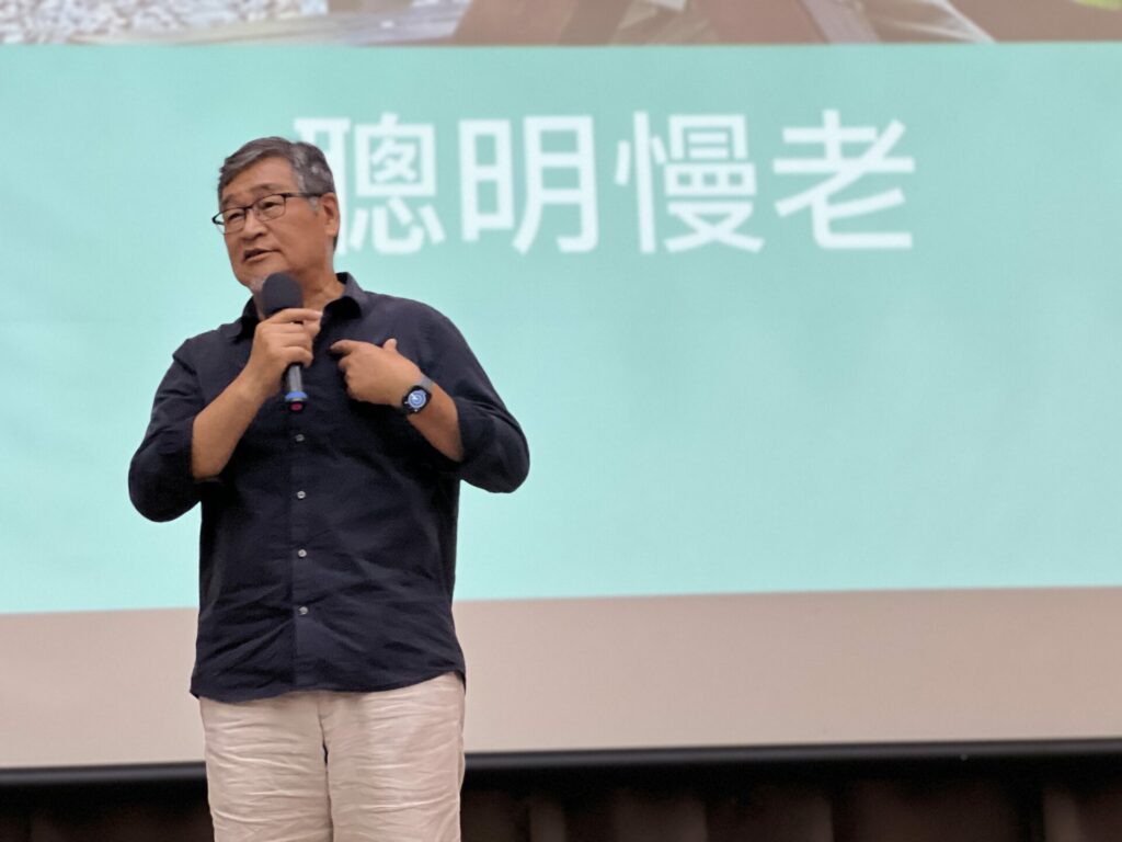 嘉義市逆齡人生開學典禮邀金鐘主持人王浩一-談聰明慢老怎麼做