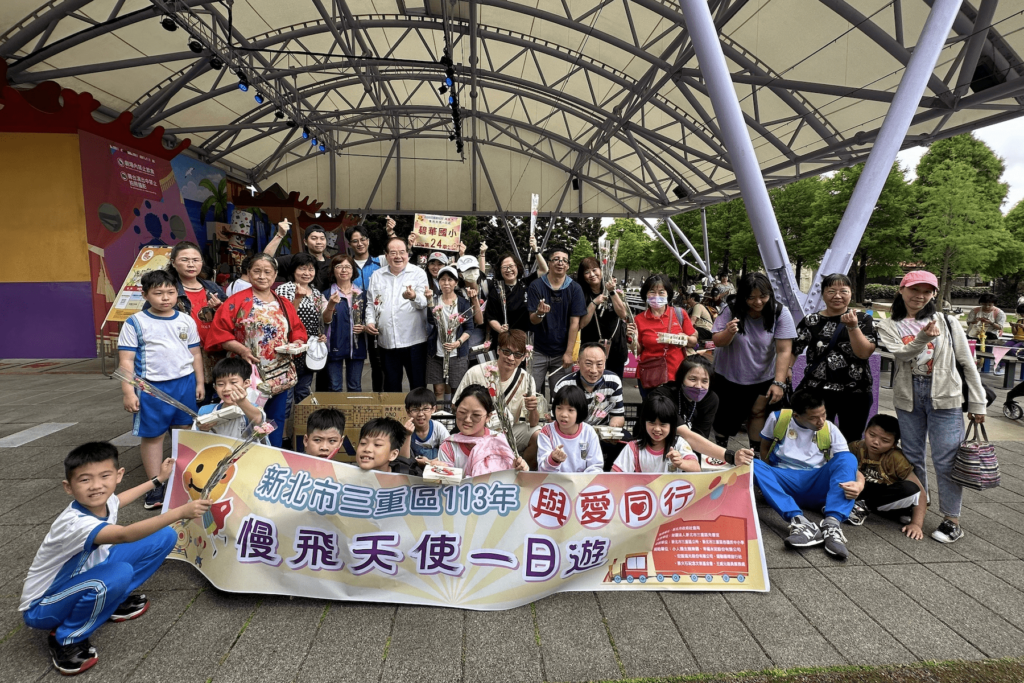 感動母親節-身心障礙小朋友送康乃馨-先嗇宮暖心一日遊大成功
