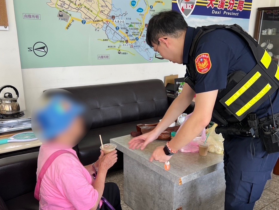 8旬婦搭計程車迷途-大溪警靠1關鍵線索找到家屬