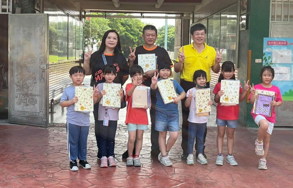 影音/愛心送遠方-炸雞大師彰化二林店文具助力偏鄉學童夢