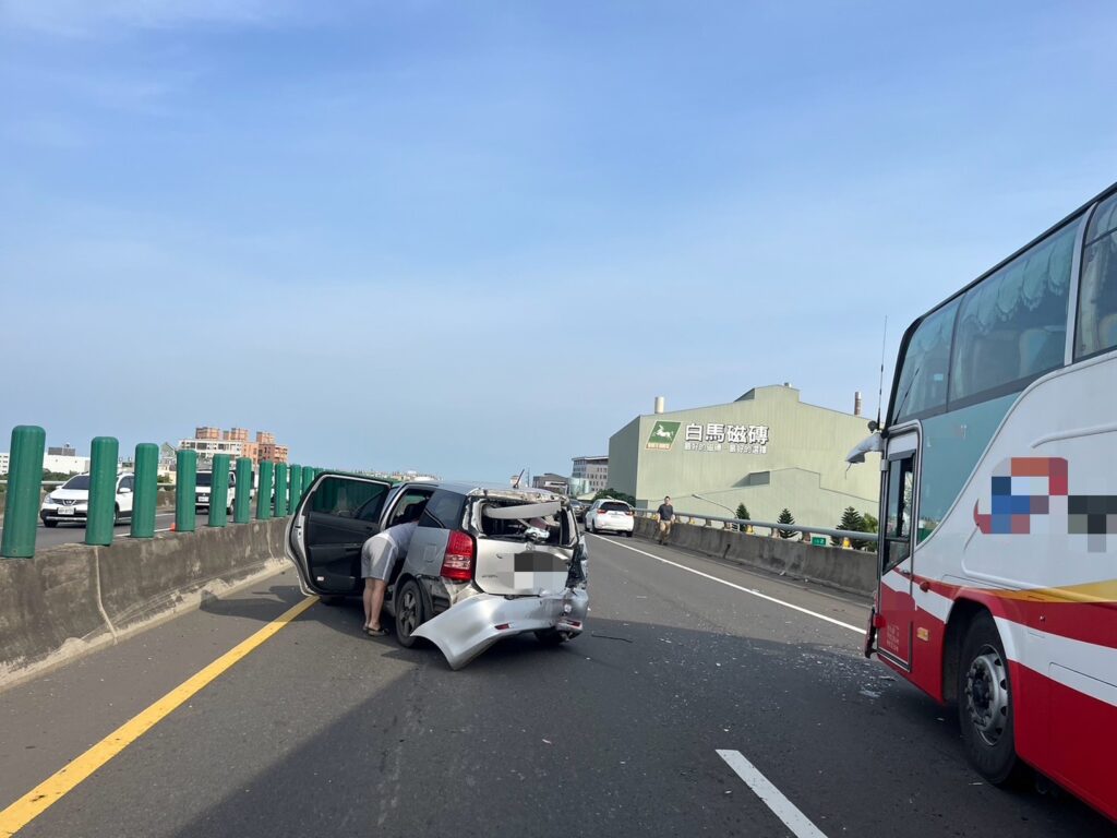 女駕駛變換車道遭大客車追撞-2自小客受波及