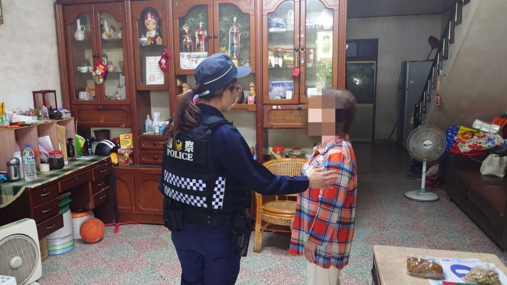失智婦散步迷途呆坐路旁-大園警靠這物化解驚魂