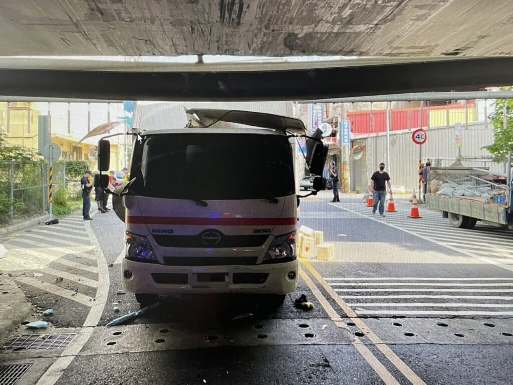 大貨車卡涵洞動彈不得-粗心駕駛流鼻血送醫