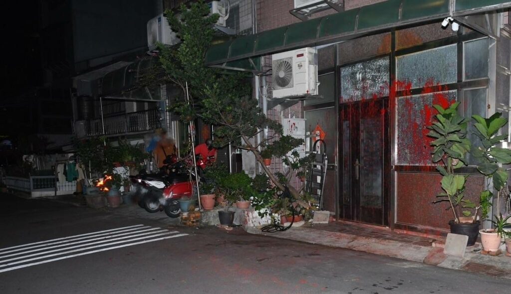 【有片】財務糾紛潑漆洩憤-桃警兵分多路火速逮3人
