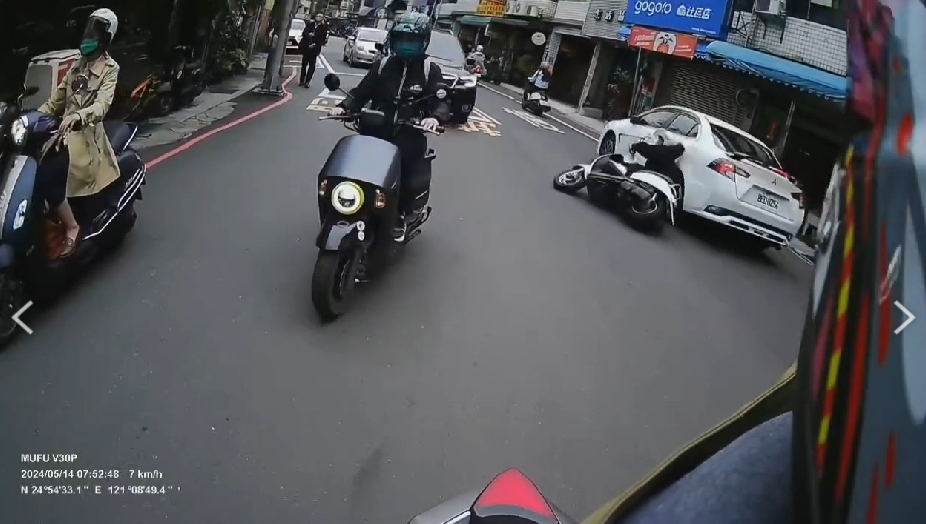 楊梅2汽機車擦撞-女騎士慘摔額頭擦挫傷