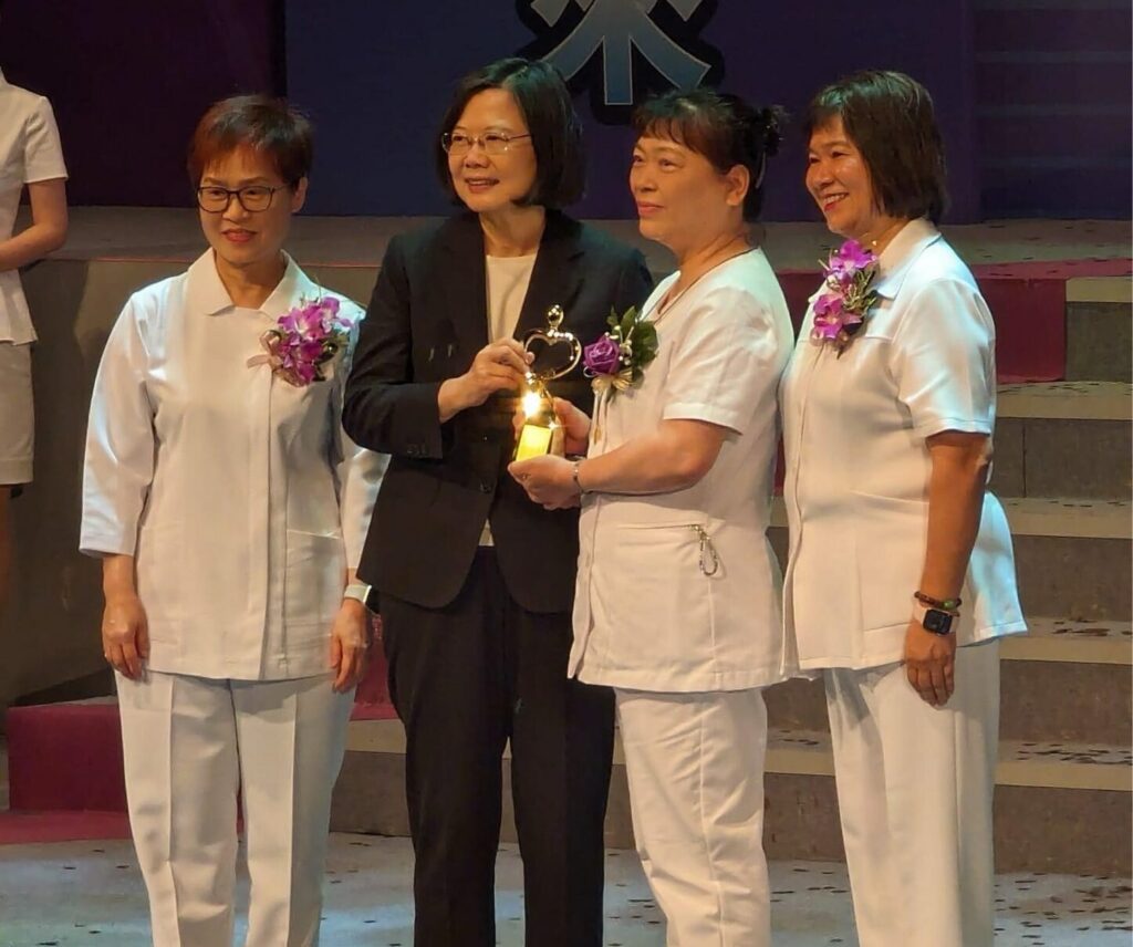 助新手媽媽正確哺餵母乳-林口長庚柳素真獲頒傑出護理人員獎