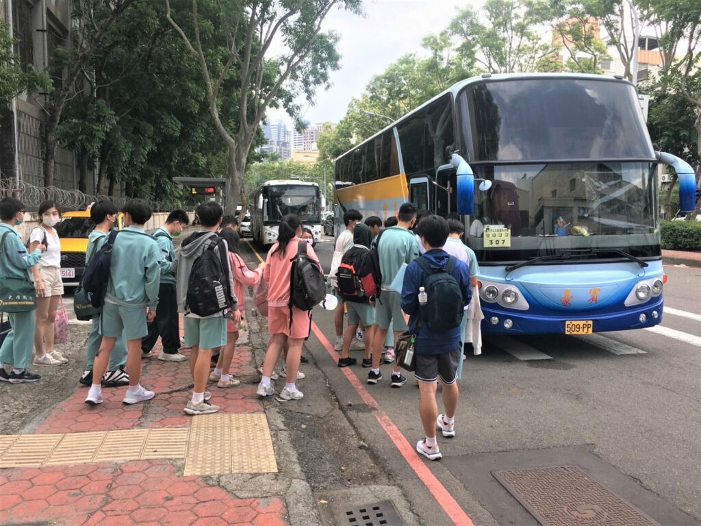 六都唯一溫馨接送-中市出動國中教育「會考專車」