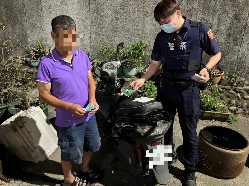 騎士闖紅燈口袋藏毒仁武警眼尖查獲-　竟辯稱10年前用的