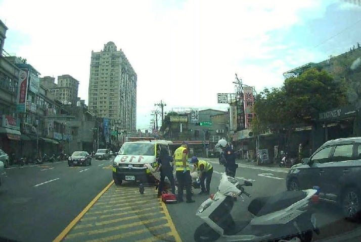【有片】女子大白天醉倒路中-中壢警消及時伸援送醫