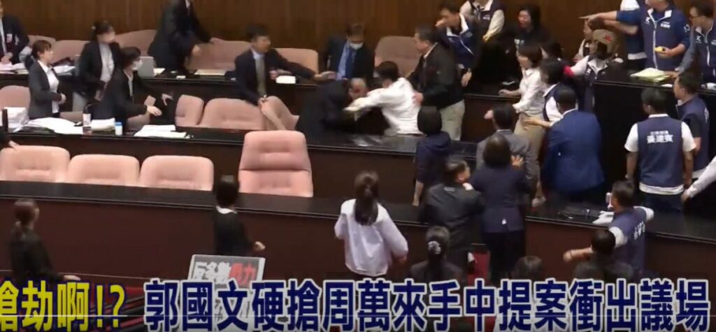 搶奪72歲周萬來手中文件犯眾怒！郭國文遭網友恐嚇「開槍掃射服務處」報警了