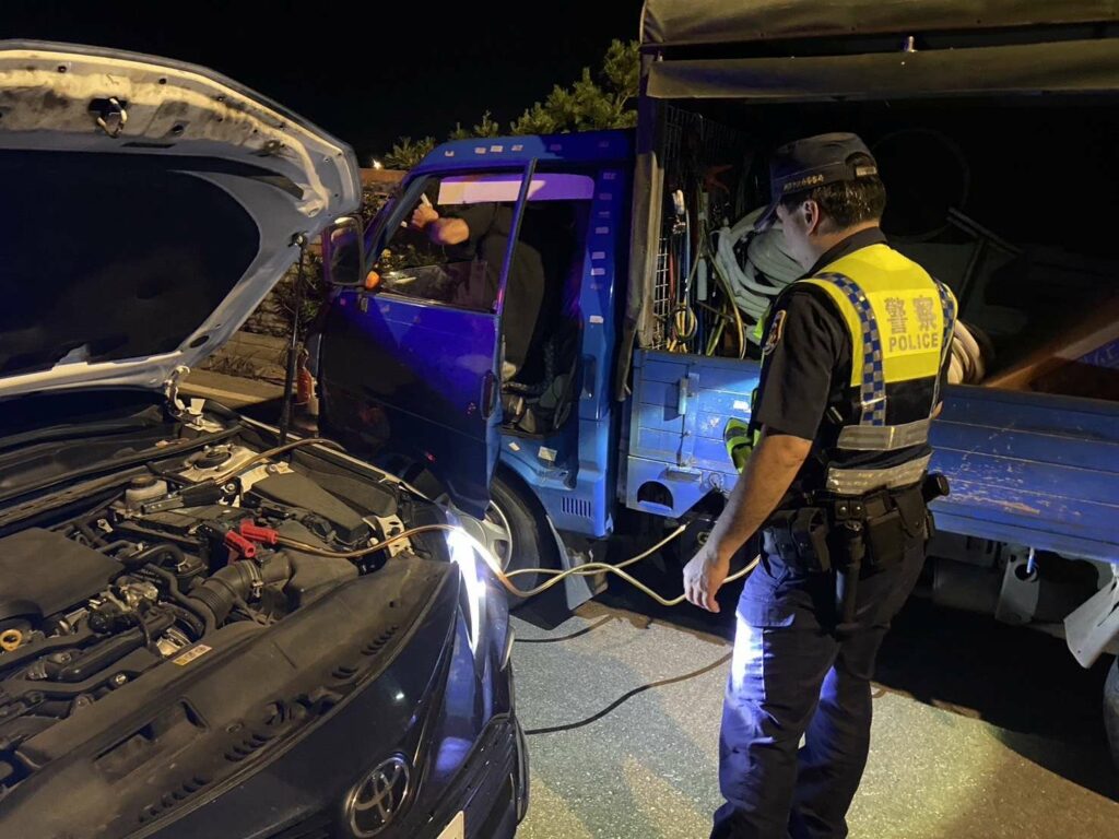 深夜車輛拋錨偏僻道路-楊梅警熱心伸援助返家