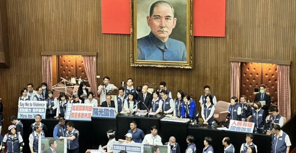 賴清德520剛就職　民進黨竟喊「民主已死」…國民黨揭內幕：柯建銘有臉說？