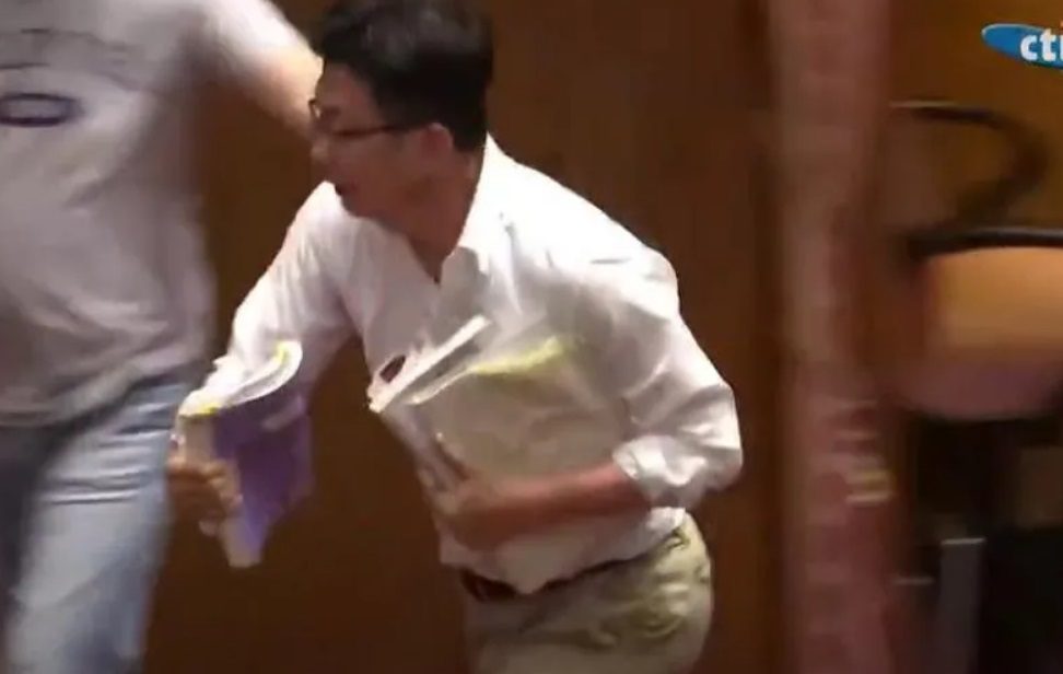 硬搶周萬來文件　藍黨團將郭國文送紀律委員會：處以最嚴厲處罰