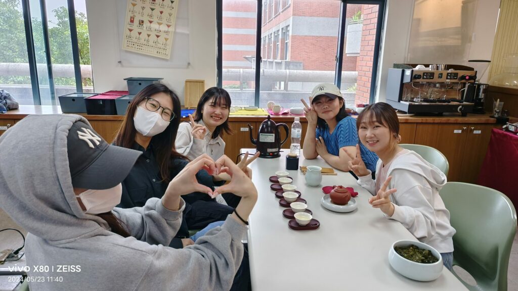 開南大學邀茶藝師授課-學生體會茶禮美學境界