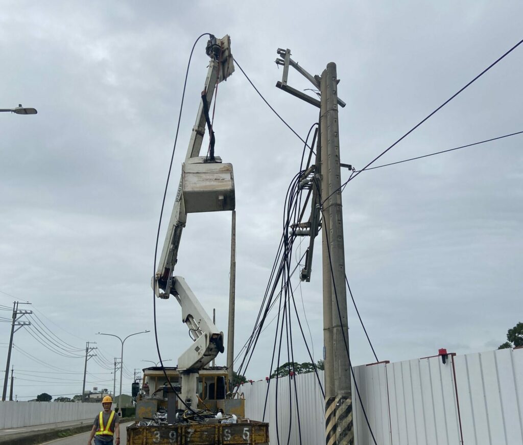 電桿斷裂猛砸高空作業車-工人8.5公尺墜地身亡