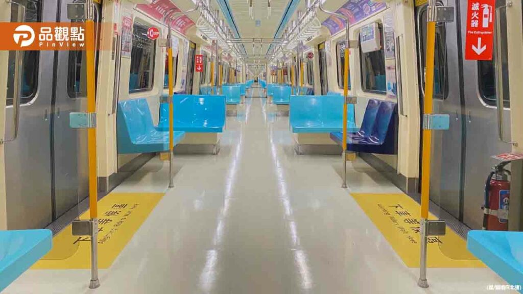 捷運車廂大改造！「中柱神隱術」引發網友熱議：矮子要抓哪裡？