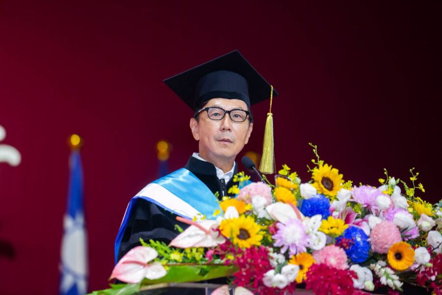 富邦董事長蔡明忠東海畢典鼓勵年輕人勿忘初衷！人生最重要的寶藏就是真誠與同理心