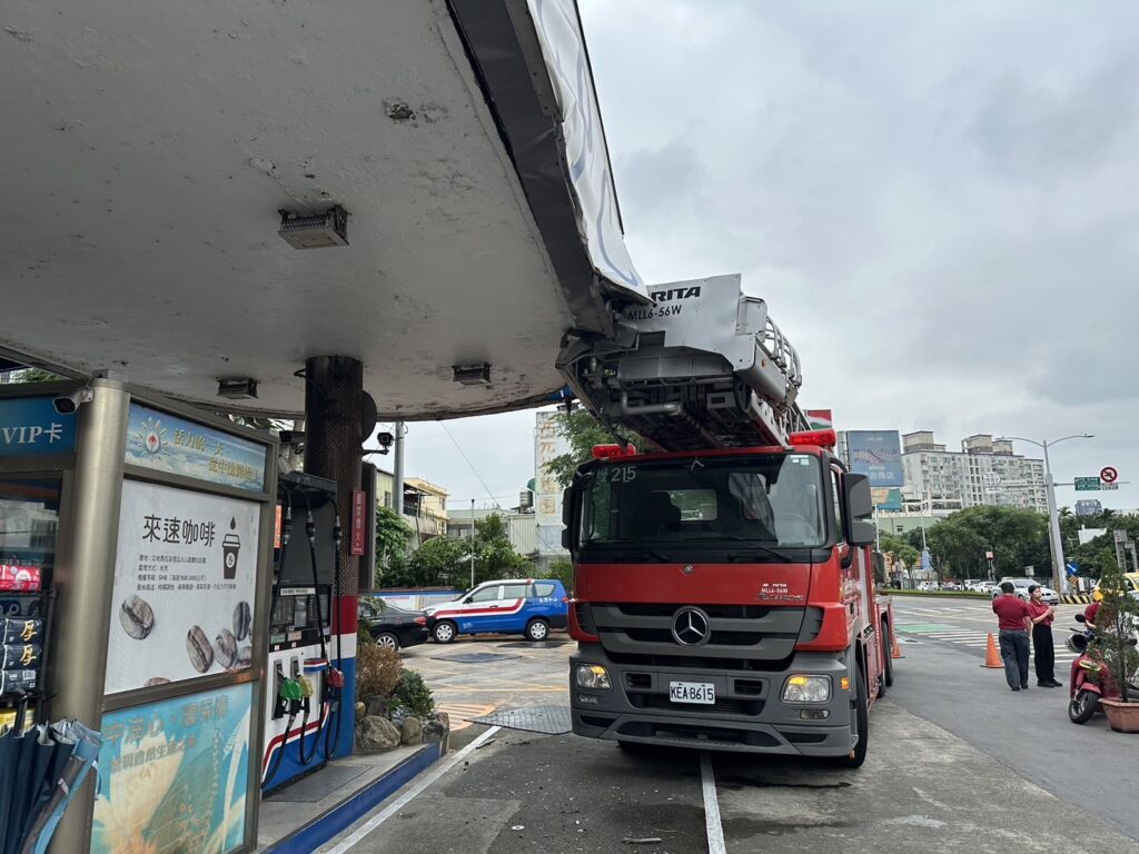 桃園雲梯車撞加油站屋頂-現場畫面曝