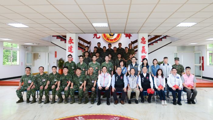 國軍端午連假堅守崗位-張善政提前贈慰勞款