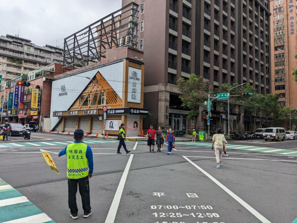 蘆竹這路口實施「行人專用時相」-警：成效良好