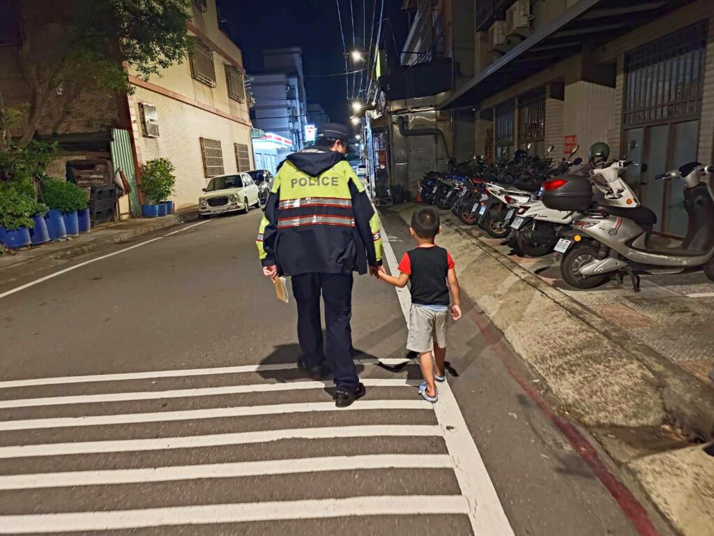 7歲童深夜迷路急哭-大園暖警助返家