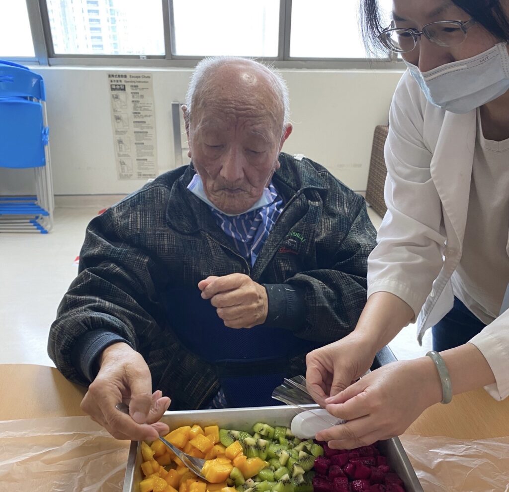 北榮桃園分院護理之家提前慶端午-長輩diy果粽