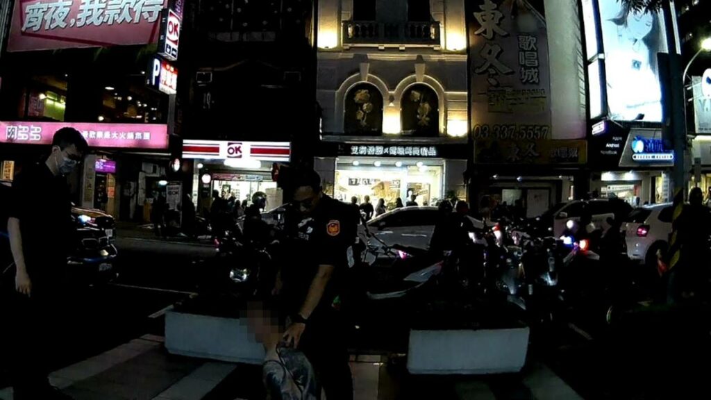 【有片】赤膊男情緒失控暴打路人-桃園快打警力火速壓制