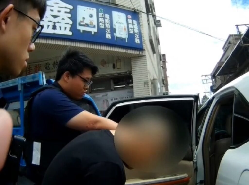 【有片】男子逆向肇逃丟包友人-警攔查揪車內藏毒