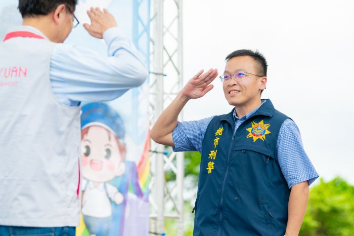 波麗士動起來親子園遊會-張善政表揚優良警察感謝辛勞付出
