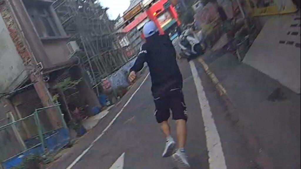 好糗！失聯移工見警察拔腿逃-「仆街」慘摔畫面曝