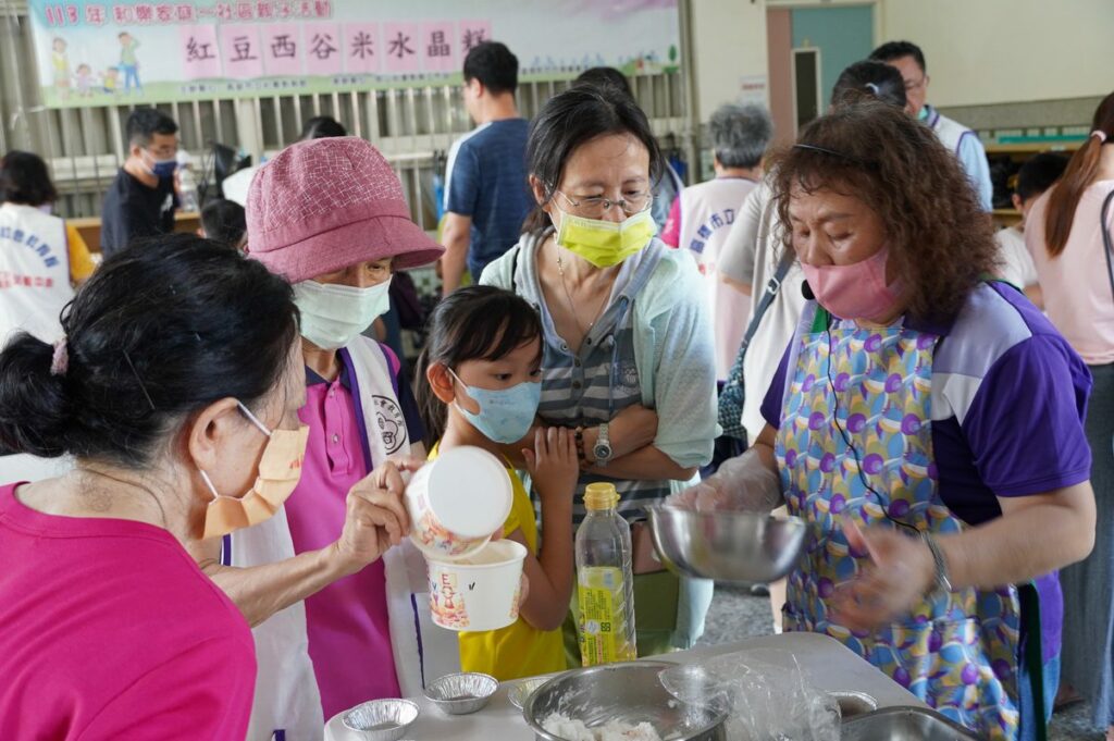 高市社教館推廣食在安心親子料理-內惟國小教做紅豆西谷米水晶糕