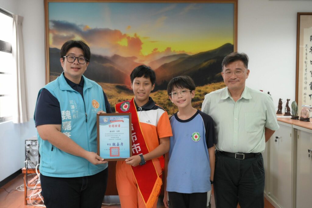 中原國小自治市小市長就任-魏嘉彥頒發當選證書
