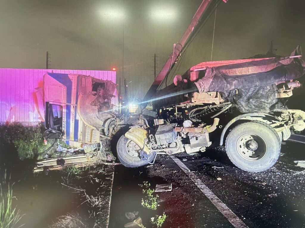 曳引車駕駛疑身體不適撞斷電桿-新屋59戶受影響