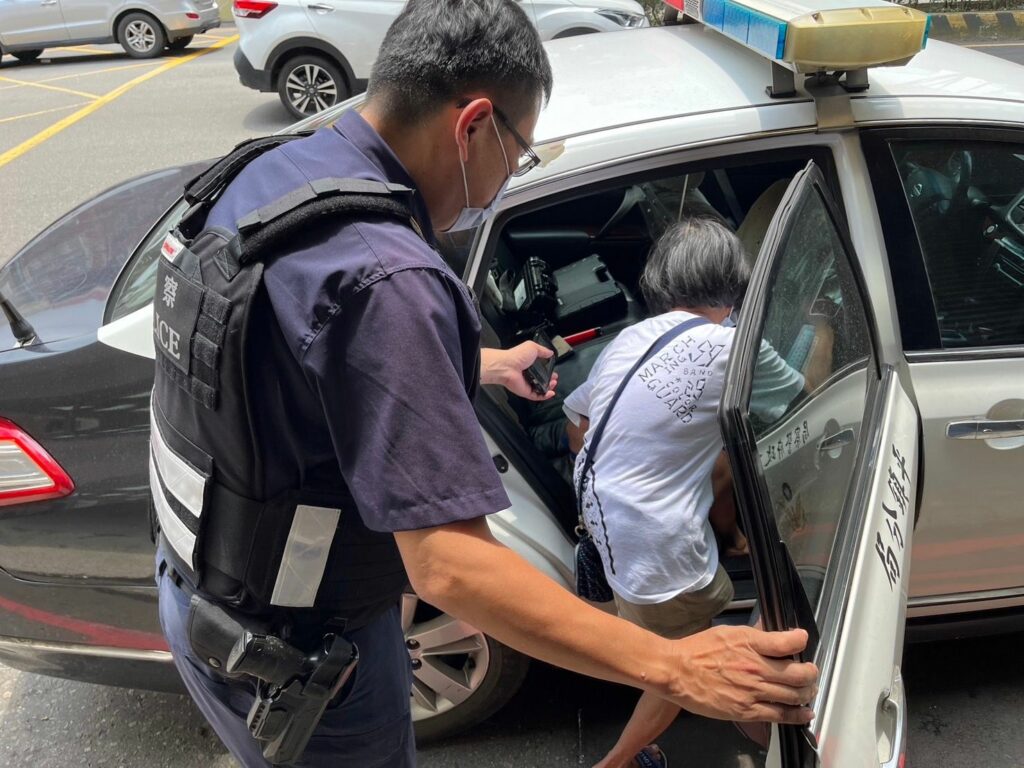 老婦外出迷途無助站路旁-平警靠「這個」助她團圓