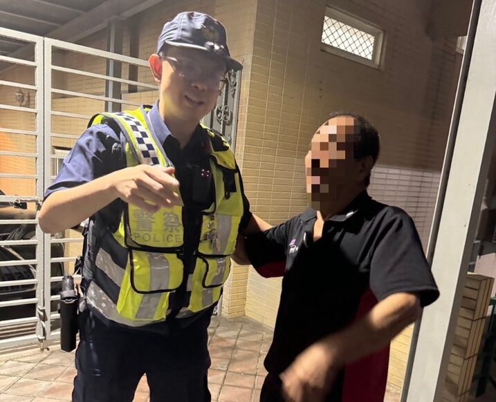 失智翁外出迷途累癱路旁-楊梅警暖心護送返家