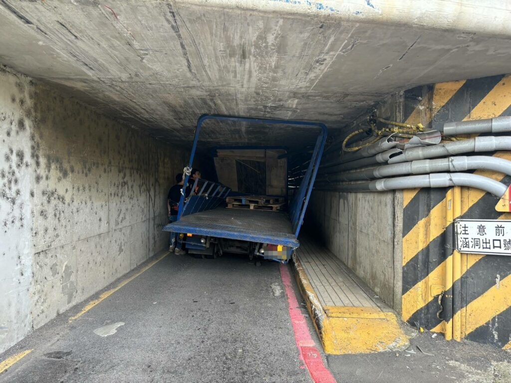 【有片】未注意限高！貨車卡進涵洞-貨斗撞到「歪腰」