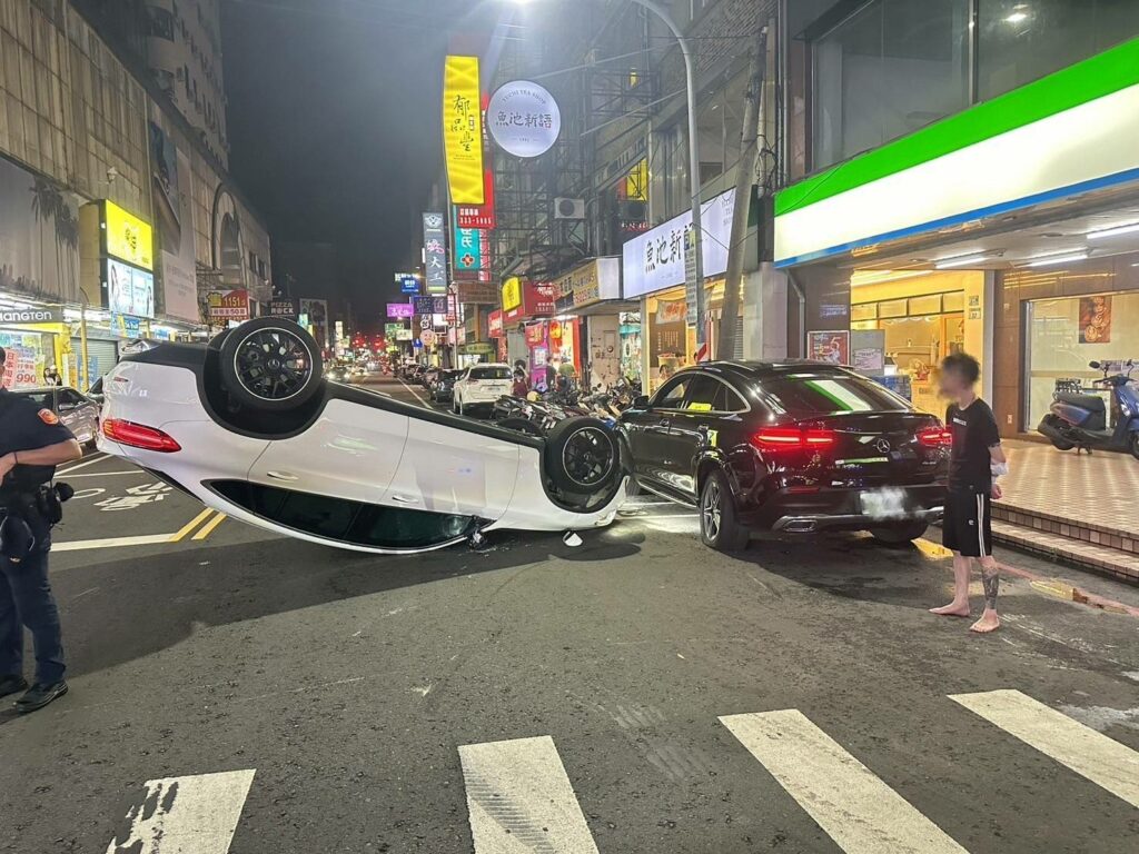 【有片】怎麼開的？擦撞路邊臨停汽車-白色賓士四輪朝天