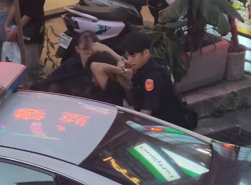 商圈緝獲失聯移工-壢警帥氣外型網全歪樓：想被逮捕