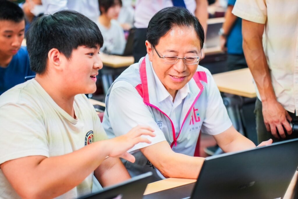 桃園教育局舉辦高中生科技夏令營-張善政也來體驗