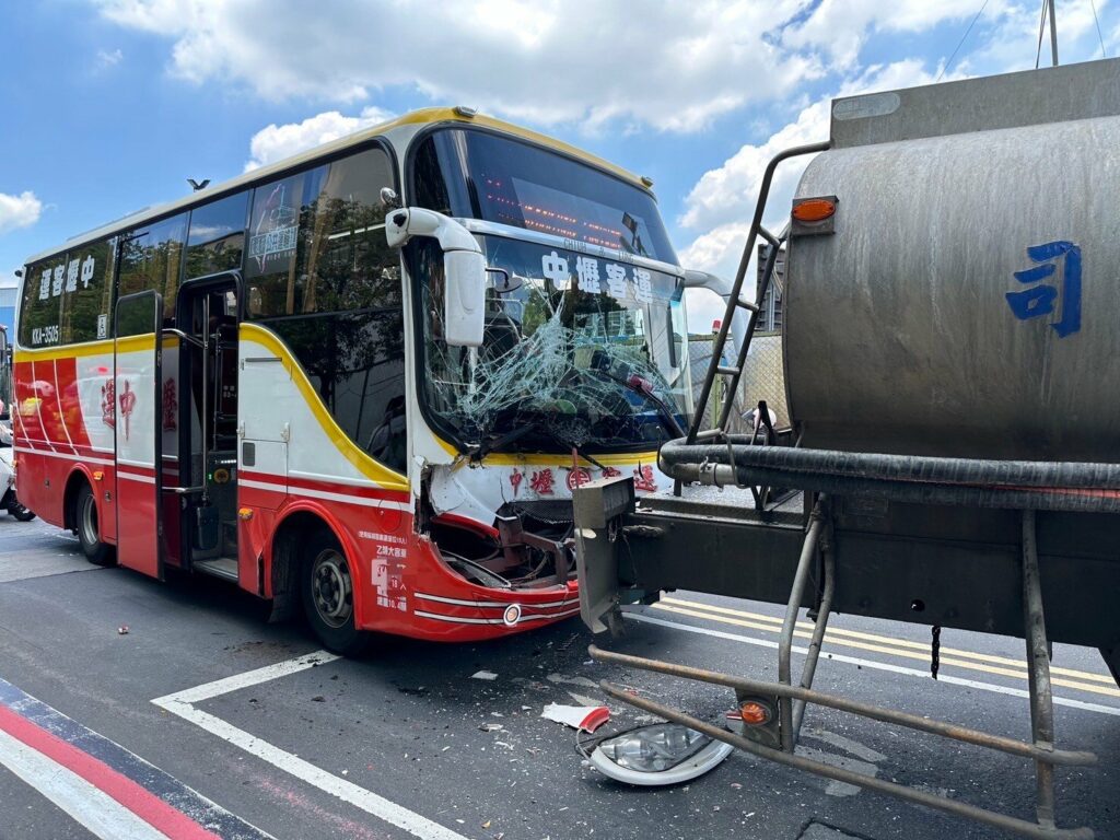 【有片】中壢客運撞水罐車-擋風玻璃碎裂6乘客送醫