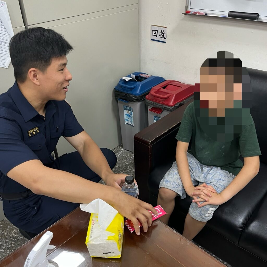 龜山暖警耐心安撫助返家-迷失男童喊「長大也想當警察」