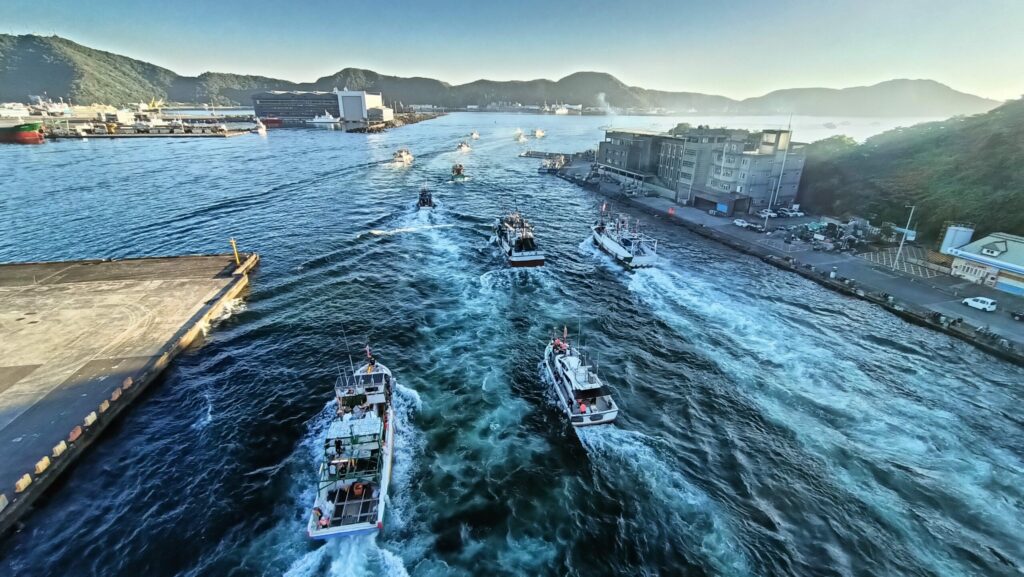 影音/南方澳池碧宮池府千歲熱鬧海陸巡-民眾瘋搶包子與糖果