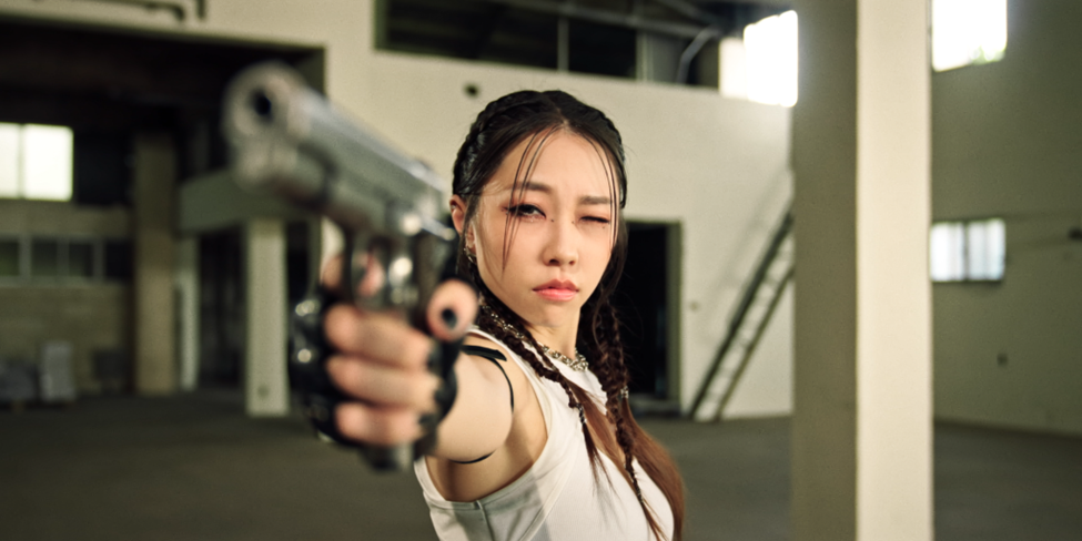【free-fire-夏遊節：熱血7-周年】攜手艾薇首支公開創作曲《free-fire》-一圓夢想高唱〈free-fire！booyah〉艾薇化身帥氣女槍手