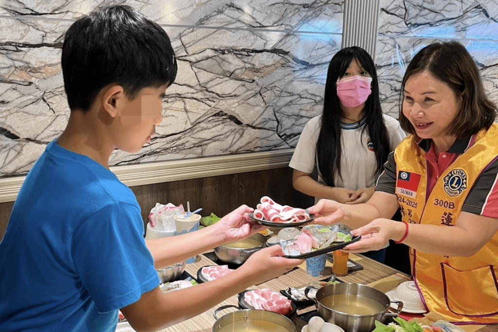 偏區兒少迎溫暖-蓮新獅子會深坑火鍋宴感動現場