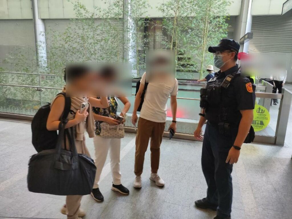 女機票、護照全遺失好著急-桃捷警隊火速助尋回