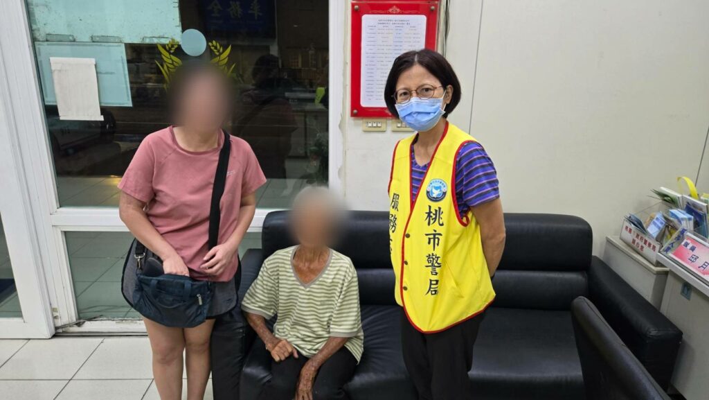 8旬老婦思孫女心切送食物迷途-八德暖警助平安返家
